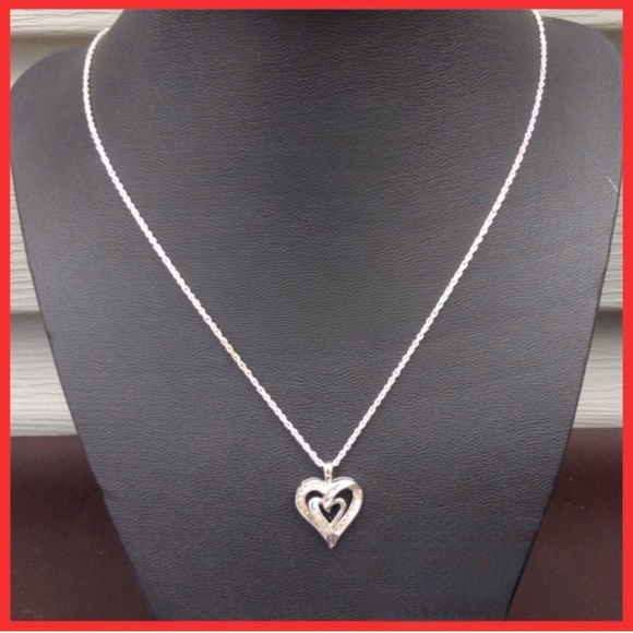 10K White Gold Heart Pendant w/ diamonds - Picture 1 of 4